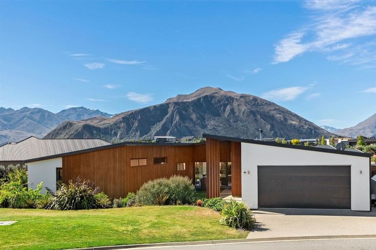 Photo of property in 18 Centre Crescent, Wanaka, 9305
