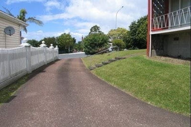 Photo of property in 8/219 Onewa Road, Birkenhead, Auckland, 0626
