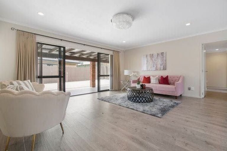 Photo of property in 8 Carisbrook Crescent, Papakura, 2110