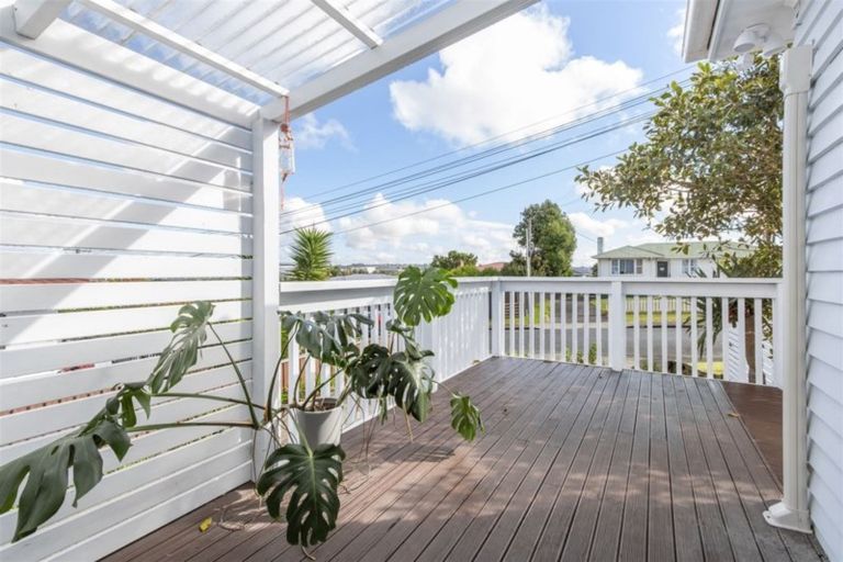 Photo of property in 24 Sylvan Crescent, Te Atatu South, Auckland, 0610
