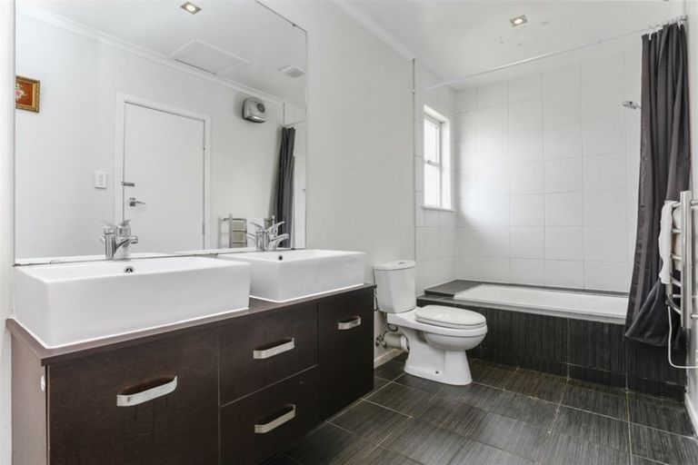 Photo of property in 22 Rewarewa Road, Te Atatu Peninsula, Auckland, 0610