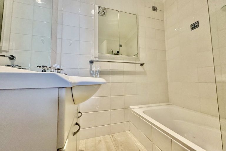 Photo of property in 2/24 Garadice Road, Rothesay Bay, Auckland, 0630