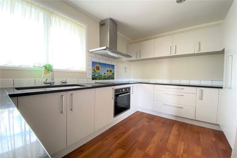 Photo of property in 8 Kerria Place, Sunnynook, Auckland, 0620