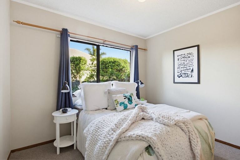 Photo of property in 58b William Bayes Place, Red Beach, 0932