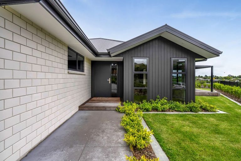 Photo of property in 8 Ponga Place, Highlands Park, New Plymouth, 4312