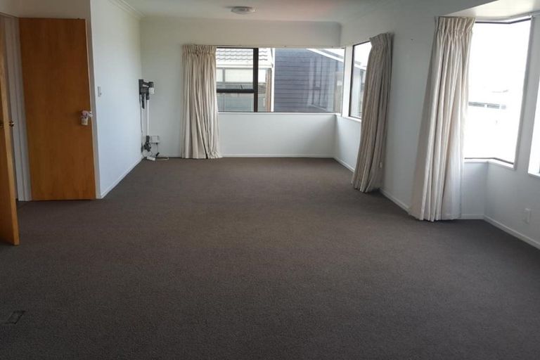 Photo of property in 2/22 Tobruk Crescent, Milford, Auckland, 0620