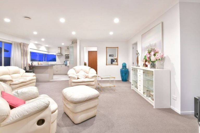 Photo of property in 24 Chesterfield Way, Orewa, 0931