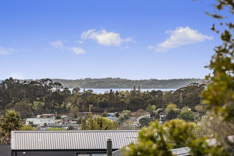 Photo of property in 18 Tokai Place, Glen Eden, 0602