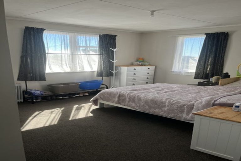 Photo of property in 3 Norfolk Grove, Cannons Creek, Porirua, 5024