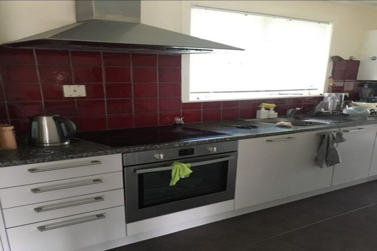 Photo of property in 8 Thuja Street, Green Bay, Auckland, 0604