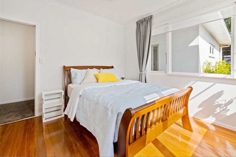 Photo of property in 12 Eastglen Road, Glen Eden, Auckland, 0602