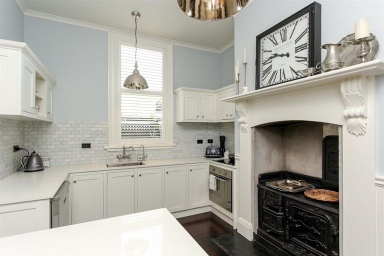 Photo of property in 28 Waiwaka Terrace, Strandon, New Plymouth, 4312