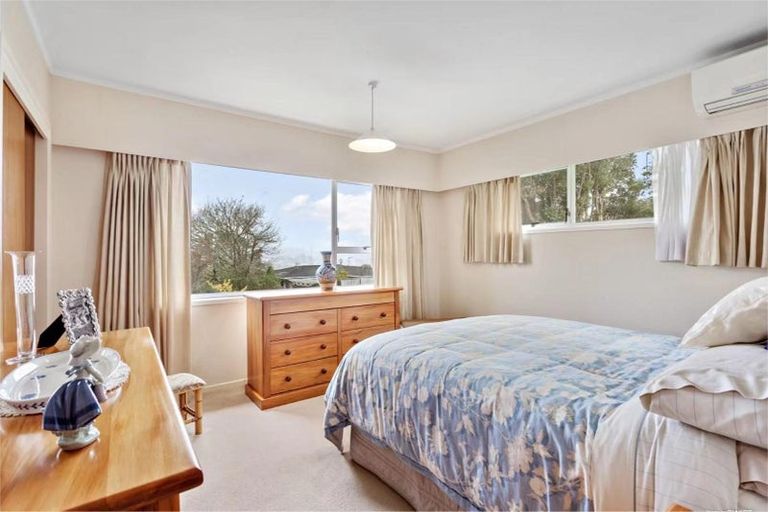 Photo of property in 15 Easton Park Parade, Glenfield, Auckland, 0629