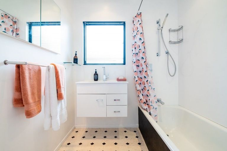 Photo of property in 11 Lipscombe Crescent, Havelock North, 4130