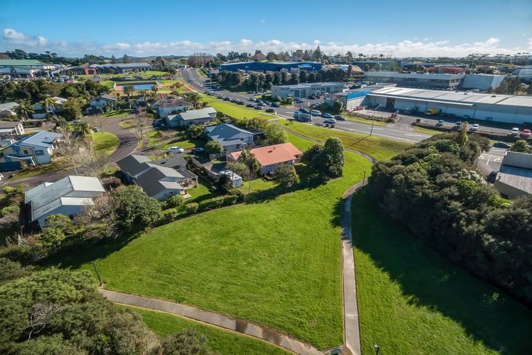 Photo of property in 15 Cinnabar Place, Westgate, Auckland, 0614