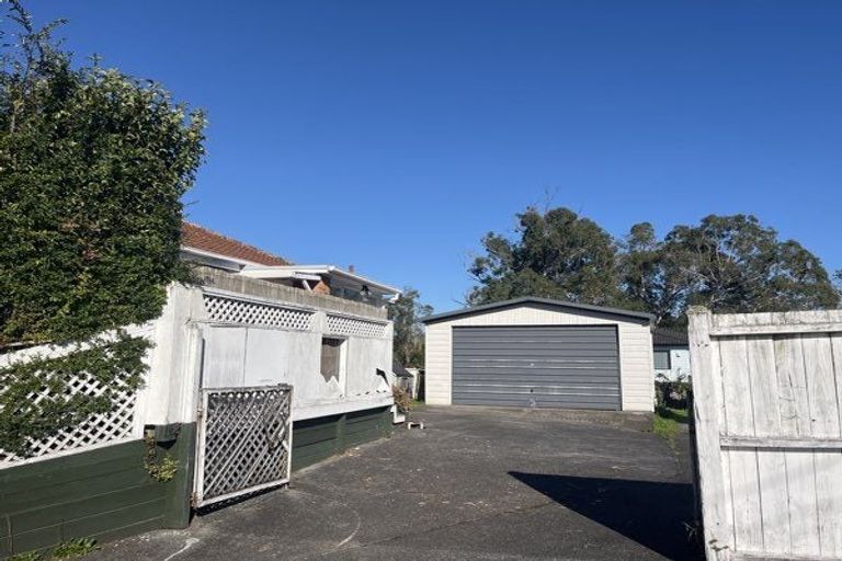 Photo of property in 125 Millbrook Road, Sunnyvale, Auckland, 0612