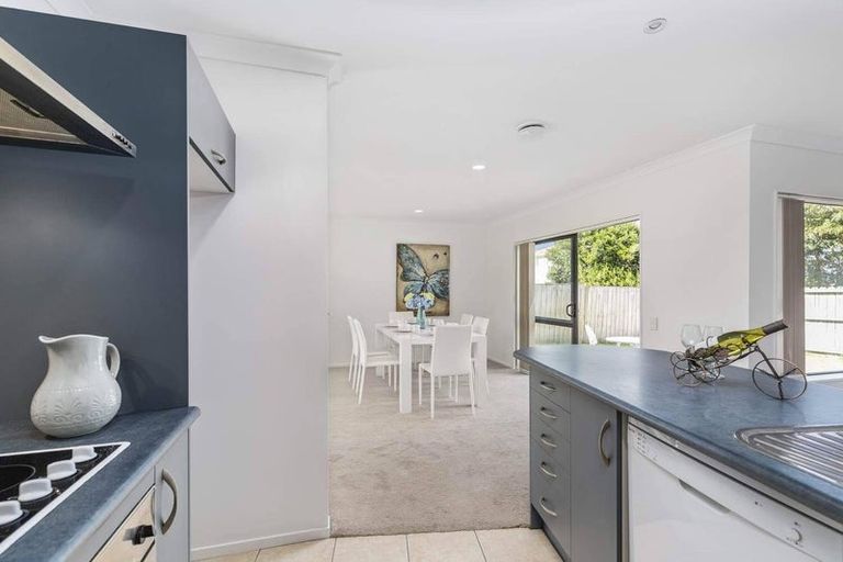 Photo of property in 18 Ballydonegan Rise, East Tamaki, Auckland, 2013