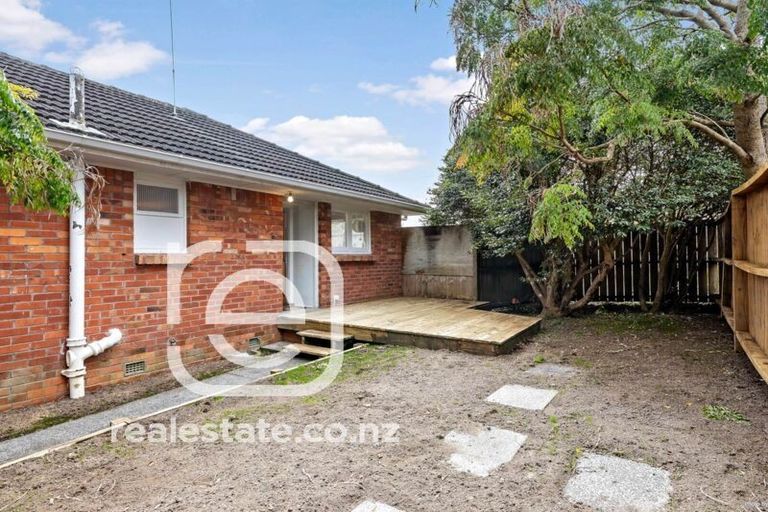 Photo of property in 26 Vodanovich Road, Te Atatu South, Auckland, 0610