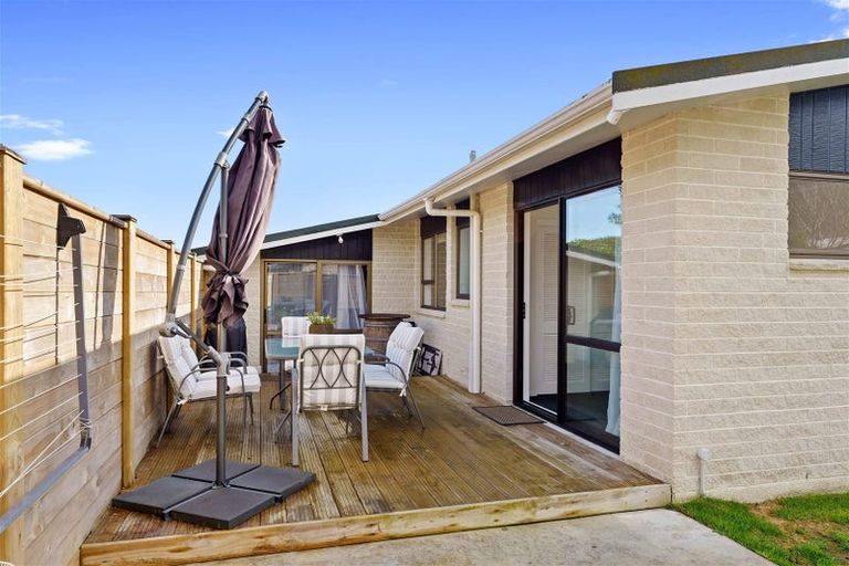 Photo of property in 34 Rewarewa Crescent, Waikanae, 5036