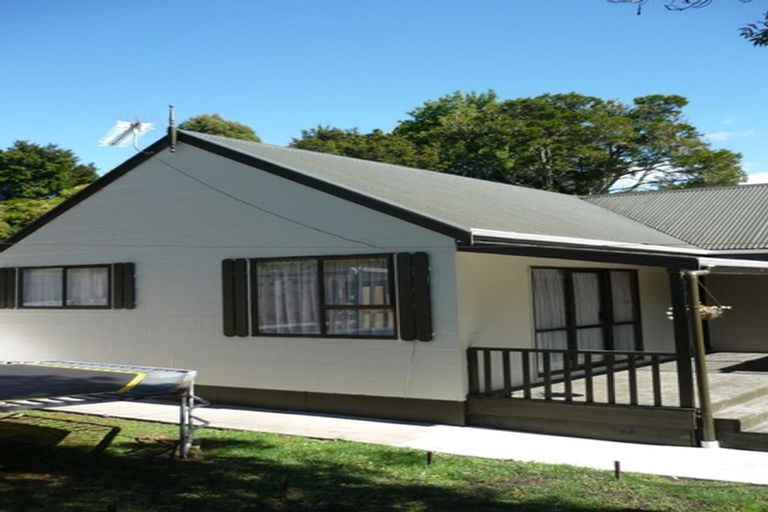 Photo of property in 2 Glucina Place, Glen Eden, Auckland, 0602