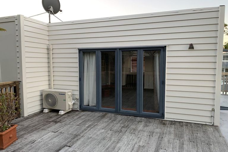 Photo of property in 20a Belleaire Court, West Harbour, Auckland, 0618
