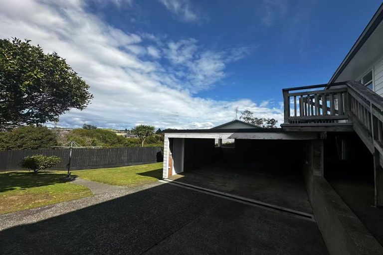 Photo of property in 120 Ennis Avenue, Pakuranga Heights, Auckland, 2010