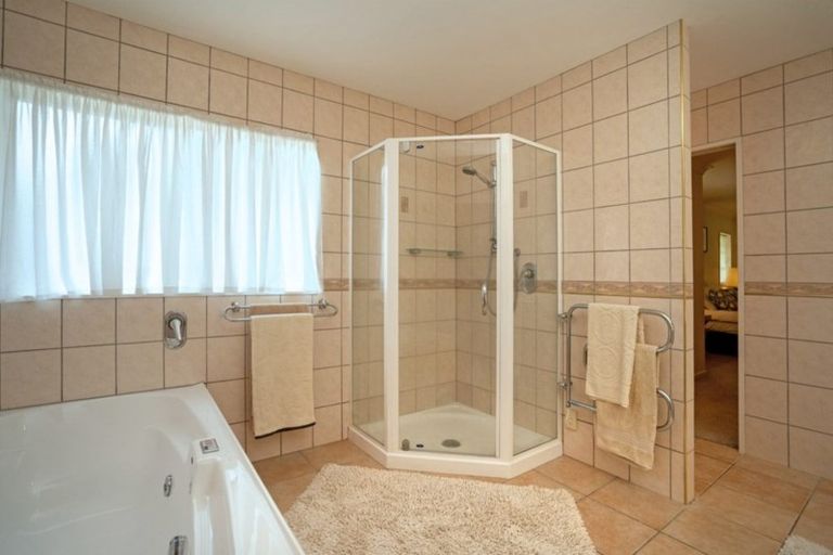 Photo of property in 25 Walpole Avenue, Hillpark, Auckland, 2102