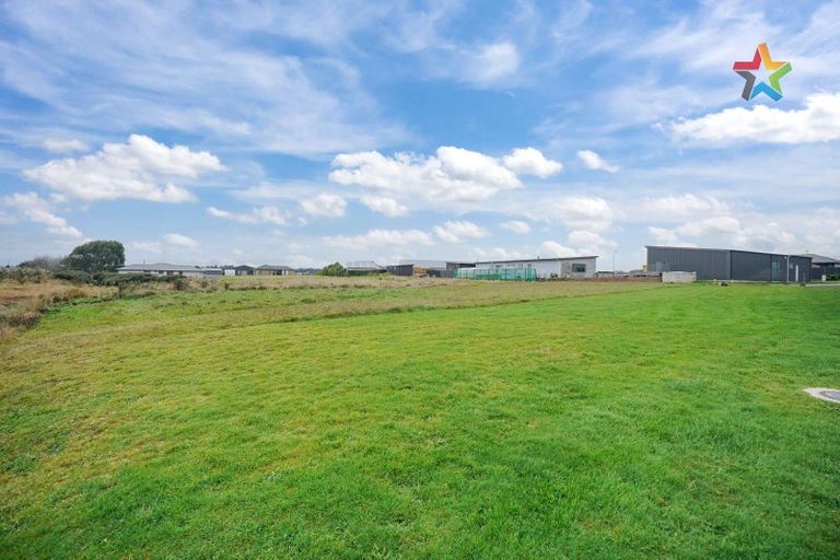 Photo of property in 27 Glenda Place, Seaward Bush, 9812