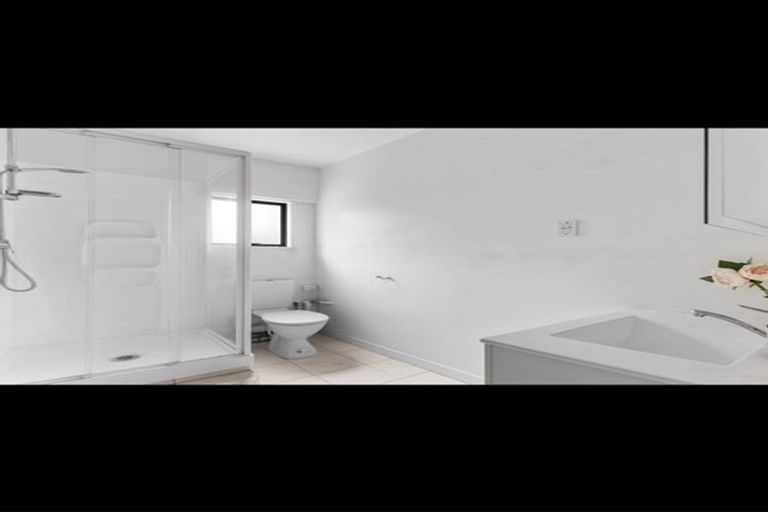 Photo of property in 4200 Great North Road, Glendene, Auckland, 0602