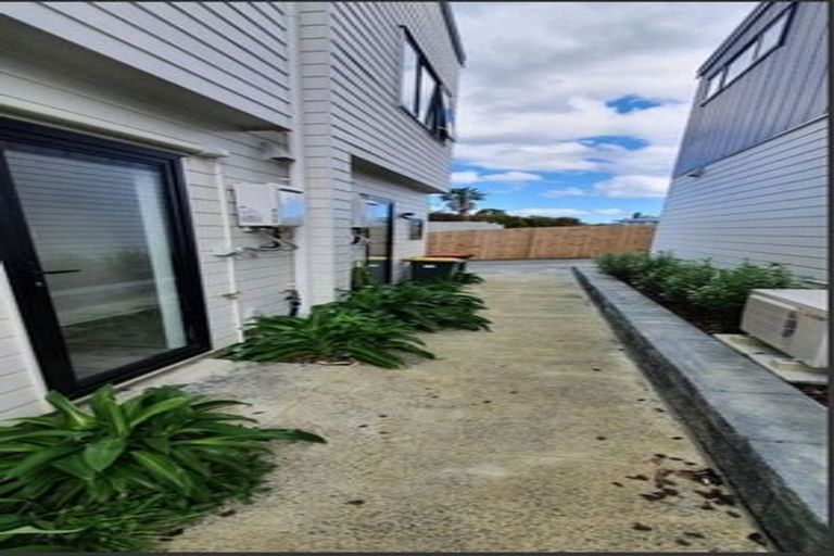 Photo of property in 2/6 Hepburn Road, Glendene, Auckland, 0602