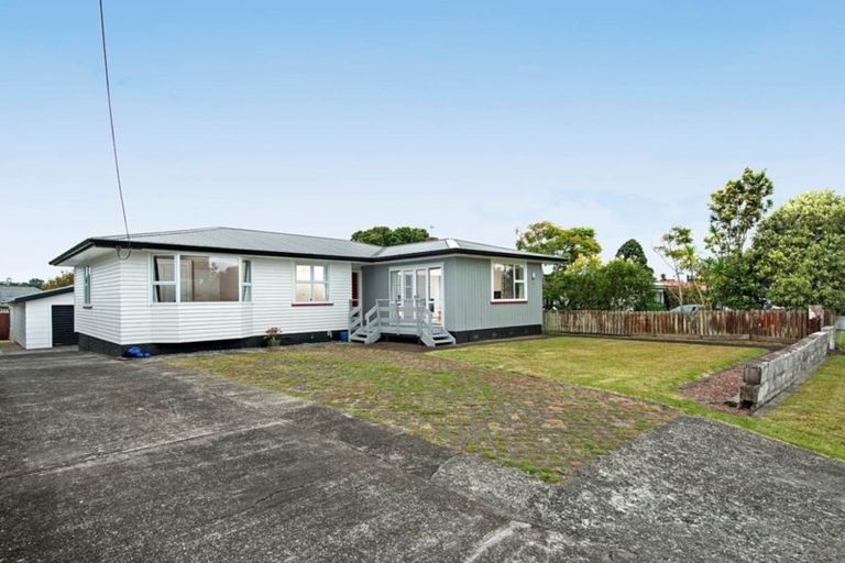 Photo of property in 9 Edgerton Road, Te Atatu Peninsula, Auckland, 0610