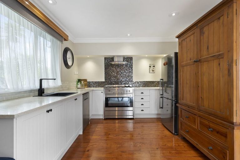 Photo of property in 2/11 Rangeview Road, Sunnyvale, Auckland, 0612