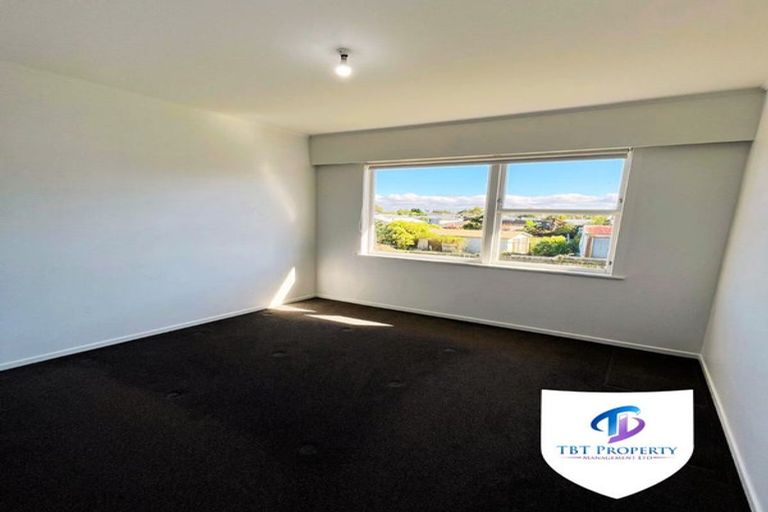 Photo of property in 2/16 Blacklock Avenue, Henderson, Auckland, 0612