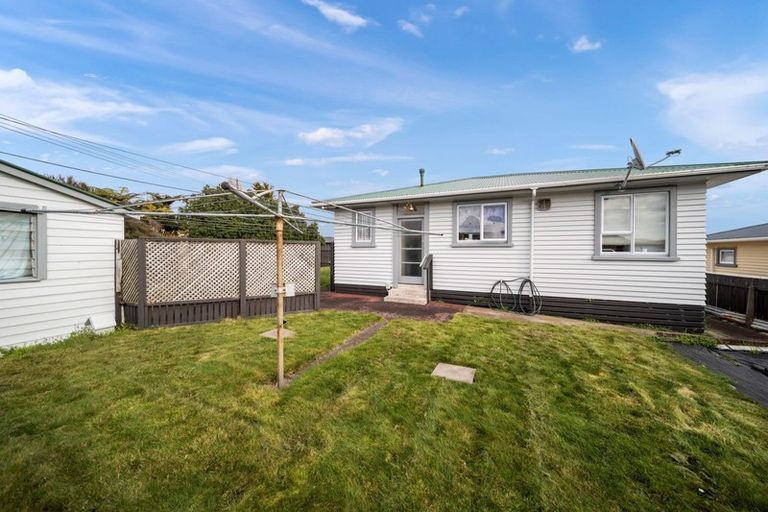Photo of property in 1 Endeavour Street, Marfell, New Plymouth, 4310