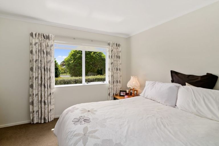 Photo of property in 35 Capricorn Place, Kawaha Point, Rotorua, 3010