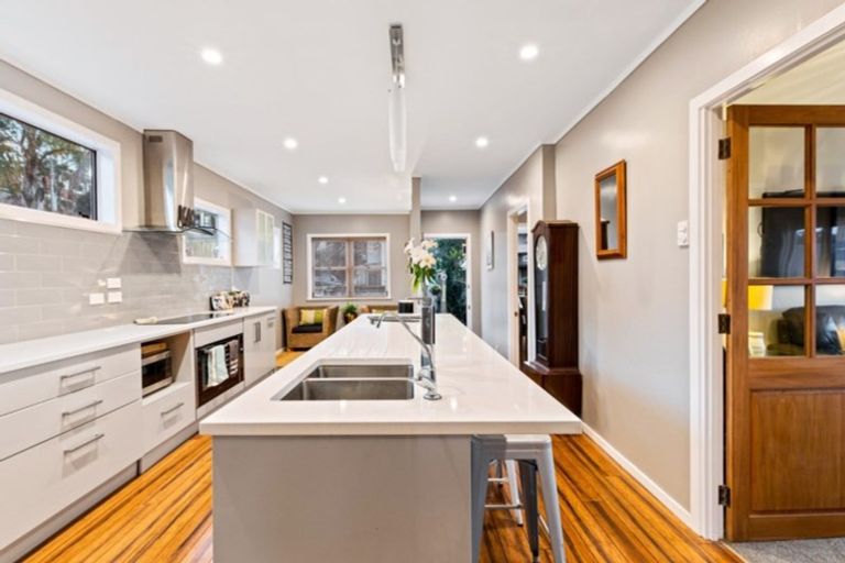 Photo of property in 29 Masterton Road, Rothesay Bay, Auckland, 0630