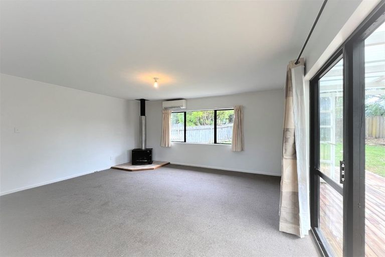 Photo of property in 2/18 Mirovale Place, Totara Vale, Auckland, 0629