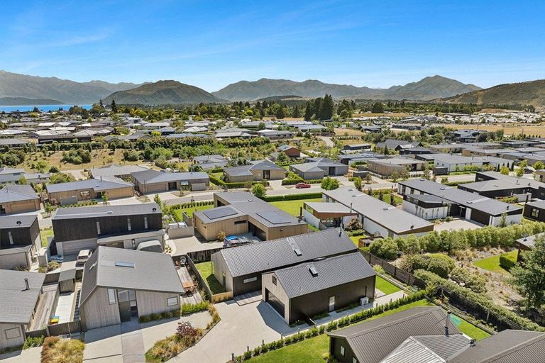 Photo of property in 12 Cleland Close, Wanaka, 9382