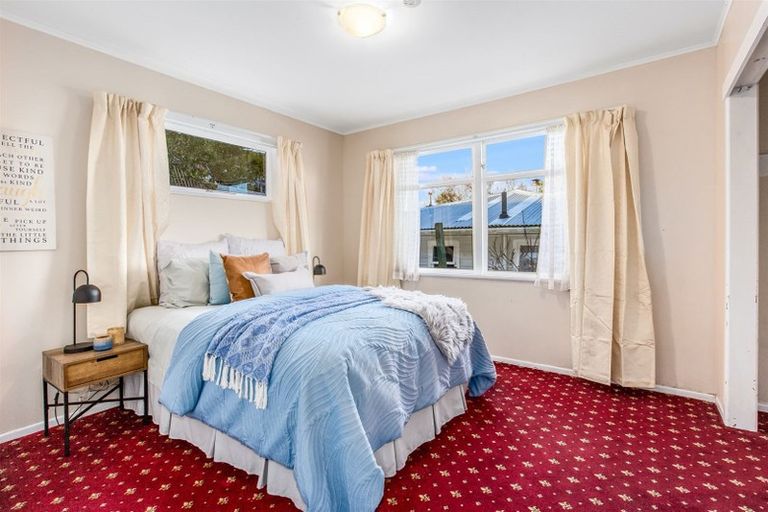 Photo of property in 32 Stewart Drive, Newlands, Wellington, 6037