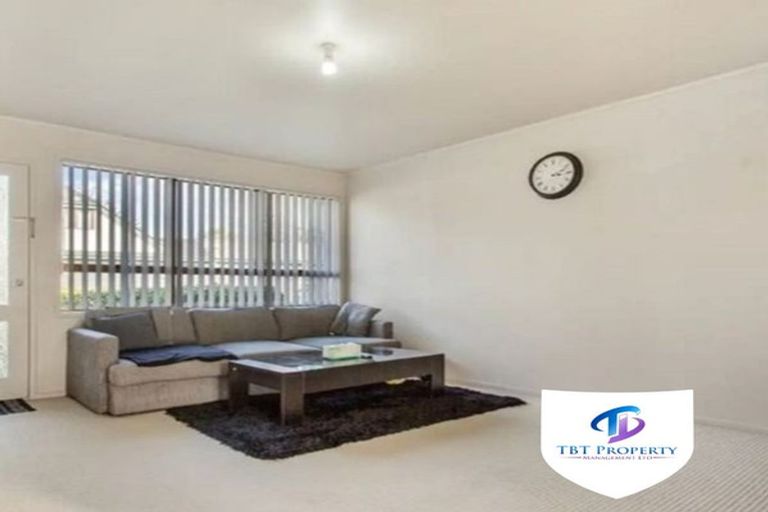 Photo of property in 2/41 Challen Close, Conifer Grove, Takanini, 2112