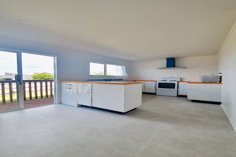 Photo of property in 18 Flagstaff Place, Massey, Auckland, 0614