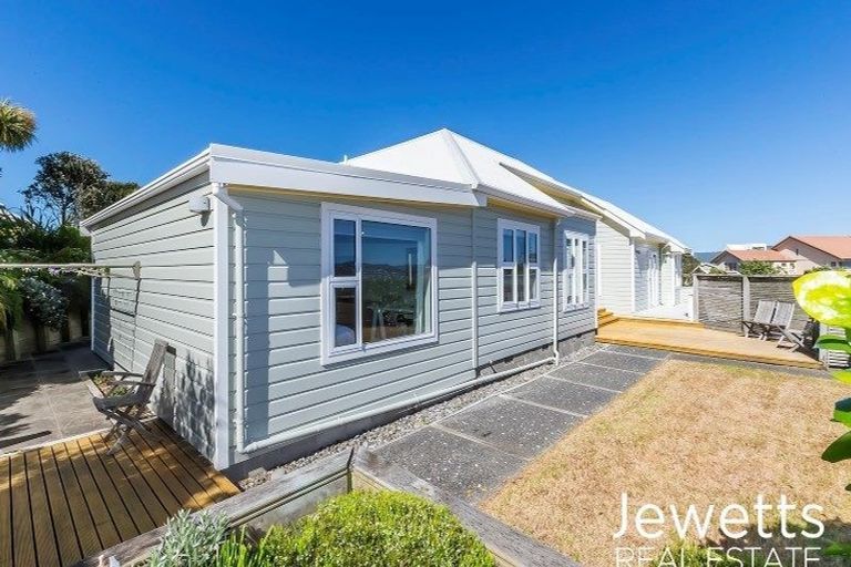 Photo of property in 1 Signallers Grove, Strathmore Park, Wellington, 6022