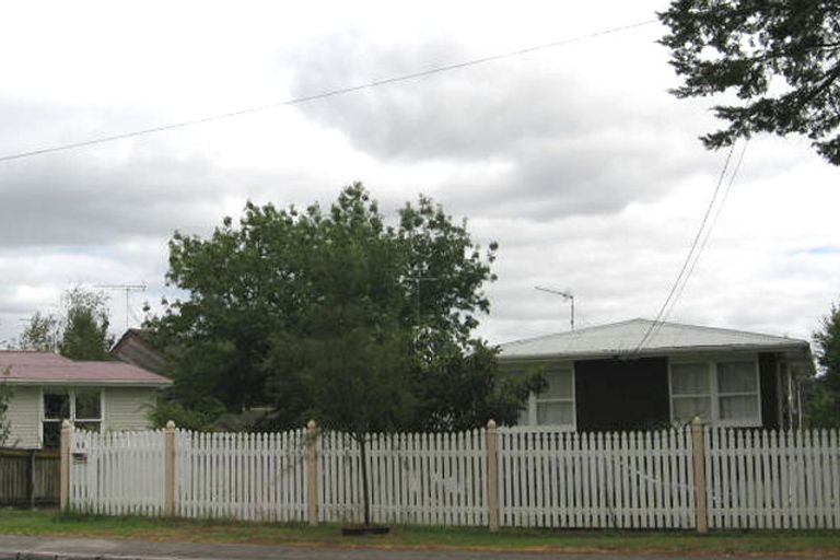 Photo of property in 52 Eskdale Road, Birkdale, Auckland, 0626