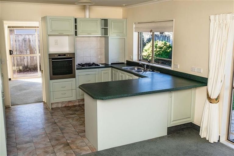 Photo of property in 8 Glen Loch Place, Paraparaumu, 5032
