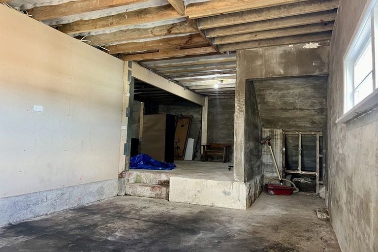 Photo of property in 81 Maupuia Road, Maupuia, Wellington, 6022