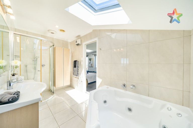 Photo of property in 7 Green Park Lane, Korokoro, Lower Hutt, 5012