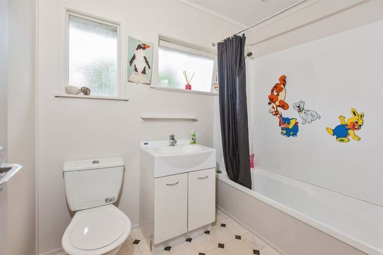 Photo of property in 1/29 Danbury Drive, Torbay, Auckland, 0630