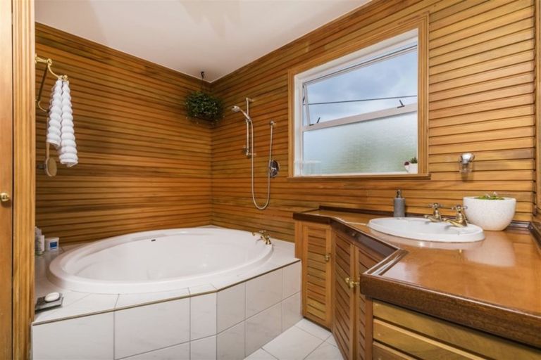 Photo of property in 3 Hillary Heights Avenue, Glendene, Auckland, 0602