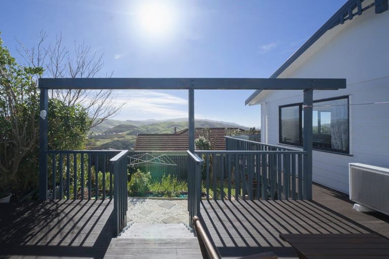 Photo of property in 8 Maraval Crescent, Grenada Village, Wellington, 6037
