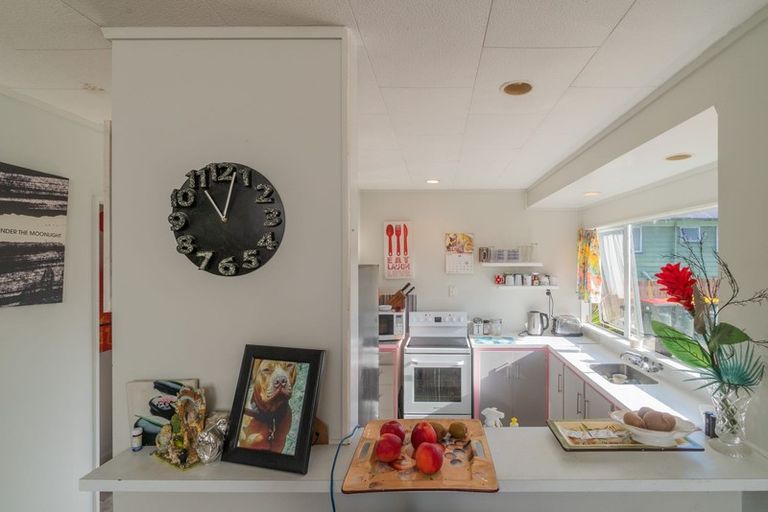 Photo of property in 2/20 Mile Place, Henderson, Auckland, 0612